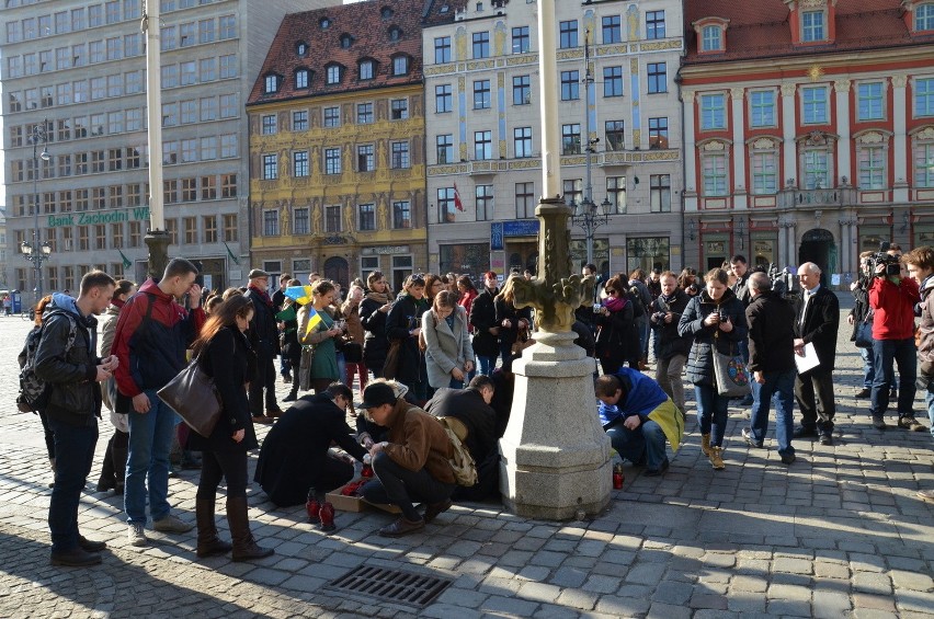 Wrocław: Zapalili znicze dla Ukrainy, aby uczcić pamięć ofiar (ZDJĘCIA, FILM)