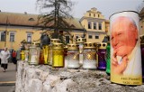 Kraków. 15. rocznica śmierci Jana Pawła II. Na Franciszkańskiej, pod oknem papieskim, możemy być online. W swoich oknach zapalmy świeczki
