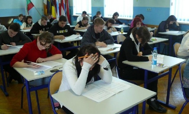 Uczniowie jędrzejowskiego &#8222;Reja&#8221; podczas pisania próbnej matury z języka polskiego
