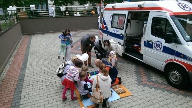 Uczestnicy „Białej Soboty” mogli uczestniczyć w prezentacji nowych metod fizjoterapeutycznych oraz instruktażu udzielania pierwszej pomocy w wykonaniu ratowników medycznych z nowodębskiego szpitala