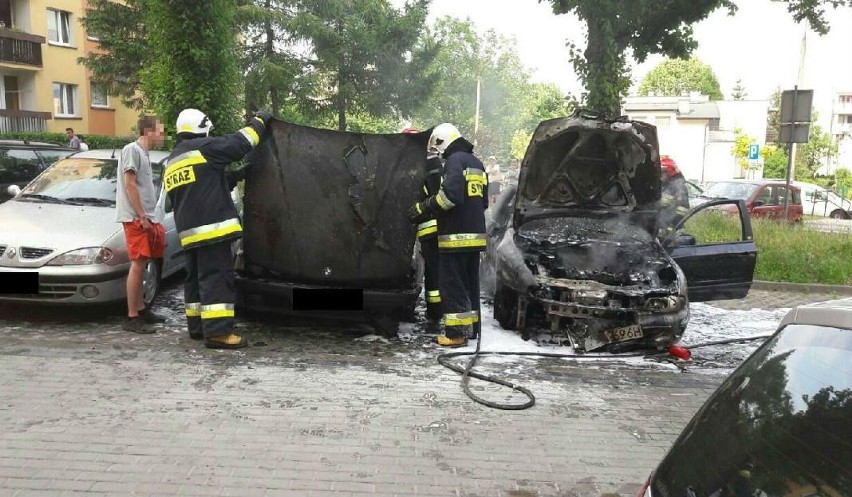 Bielsko-Biała: Na parkingu przy ul. Goleszkowskiej spaliły się dwa samochody WIDEO, ZDJĘCIA