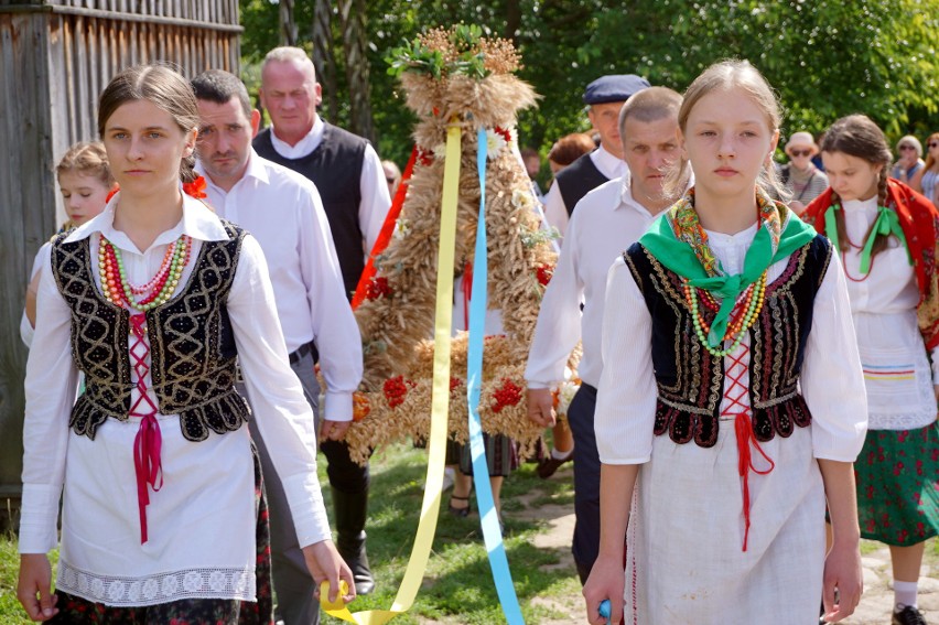 Inscenizacja dożynek dworskich w Muzeum Wsi Lubelskiej (ZDJĘCIA)