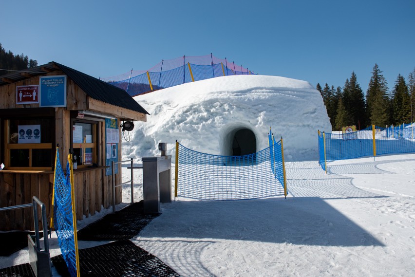 Zakopane. Otwarto lodowy labirynt. "W nim naprawdę można się zgubić" - mówią turyści