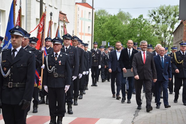 Powiatowe obchody Dnia Strażaka organizowane są co roku w innej gminie. Tym razem padło na Szubin. Na główną akademię zaproszono wczoraj gości do Muzeum Ziemi Szubińskiej.  Tu witał wszystkich Stefan Kubicki z Mroczy, prezes Zarządu Oddziału Powiatowego OSP.  - Mamy w powiecie 2 tysiące strażaków ochotników, w tym 1400 czynnych. Działają w 39 jednostkach straży pożarnej. 16 jednostek włączonych jest do krajowego systemu ratowniczo -gaśniczego - informował obecnych druh Kubicki. Wielkim egzaminem dla strażaków była ubiegłoroczna nawałnica. Zdali go na szóstkę. Dziękował za to druhom  m. in. starosta Tomasz Miłowski, a także st. bryg. Roman Kłos, komendant Komendy Powiatowej PSP w Nakle. - W ubiegłym roku strażacy OSP z powiatu wyjeżdżali do zdarzeń 2630 razy. Rok wcześniej było takich wyjazdów 1600. Wideo: Info z Polski 26.04.2018