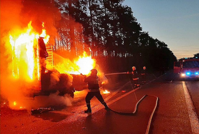 Do pożaru forda doszło w czwartek, 16 stycznia, na „starej trójce” w kierunku Trzebiszewa. Gdy zastępy OSP Skwierzyna wyjechały na miejsce nad okolicą unosiła się czarna chmura dymu. Gdy zastępy OSP Skwierzyna dojechały na miejsce ford już cały płonął. Strażacy podali jeden prąd wody oraz jeden prąd piany i szybko opanowali pożar. W między czasie, dowódca zastępu polecił wezwać na miejsce karetkę. Okazało się, że kierowca busa, ma poparzoną twarz. Po kilkunastu minutach na miejsce pożaru przyjechał zastęp z JRG Międzyrzecz oraz oficer taktyczny. Dojechała też karetka, której ekipa zajęła się poparzonym kierowcą.Zobacz również: Lubuskie. Pożar samochodu na "starej tróice"