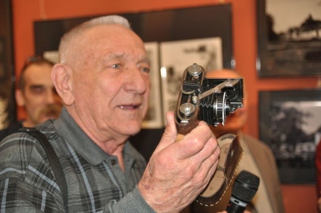Leopold Czekałowski pokazuje aparat, jakim w latach 60. i 70. pod okiem Zbigniewa Gabalisa uwieczniał Szczecinek.