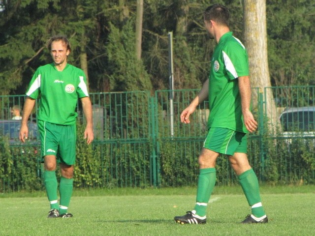 Mariusz Malanowski (z lewej) w ostatniej minucie meczu dostał czerwoną kartkę.