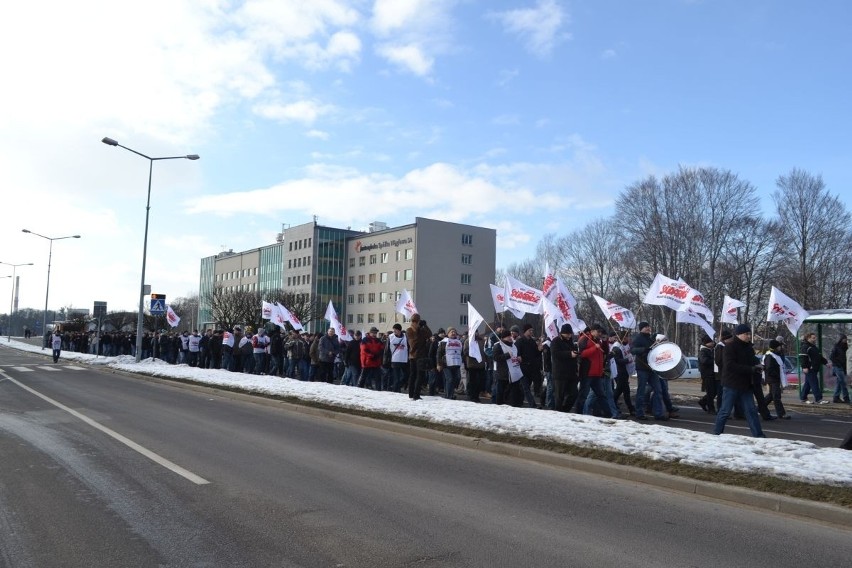 Strajk w JSW: górnicy Jas-Mos pod siedzibą spółki