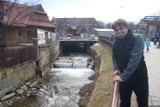 Zakopane. Potok podmywa budynek w centrum