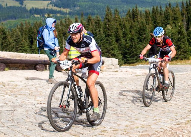 Sierż. sztab. Tomasz Kołogryw z komisariatu policji w Szprotawie od niemal dwóch lat osiąga dobre wyniki w kolarstwie MTB i to nie tylko wśród policjantów. To godne podkreślenia zwłaszcza, że przygodę z kolarstwem rozpoczął dopiero przed trzema laty.Sukcesów Tomka nie byłoby bez ciężkich treningów, dzięki którym ma coraz lepszą formę. Tomasz Kołogryw trenuje 5 razy w tygodniu. Trening trwa od 1,5 godziny do 4 godzin, w czasie których pokonuje na rowerze od 40 do 130 km. Jazda na rowerze jest jego pasją i jak sam mówi, on nie tylko jeździ na rowerze, ściga się i chce więcej! Ambicja i wola walki połączona z ciężką pracą musi obrócić się w sukces. Tych było już wiele. Ostatni miał miejsce 22 lipca w Stargardzie (woj. zachodniopomorskie) podczas prestiżowych zawodów-XII odsłonie Maratonu MTB dookoła Jeziora Miedwie. Trasa liczyła blisko 60 km szutrowymi i leśnymi drogami.Zawody obsadzają najlepszych zawodników kraju. Co roku w wyścigu tym uczestniczy ponad 1000 śmiałków. W klasyfikacji open Tomek zajął wysoką 20 lokatę. A wśród policjantów był pierwszy! To już trzecie zwycięstwo lubuskiego policjanta w tych zawodach. Impreza odbyła się pod patronatem Komendanta Powiatowego w Stargardzie, Pyrzycach i Gryfinie. Kolejny wyścig Tour de Pologne pod patronatem Komendanta Głównego Policji odbędzie się 4 sierpnia w Bukowinie Tatrzańskiej. Powodzenia!