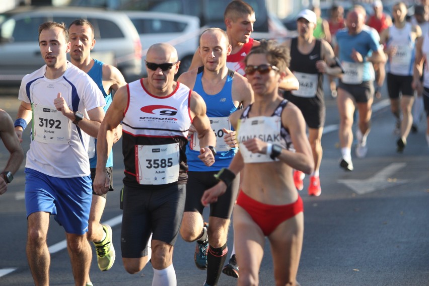 Zdjęcia z maratonu w Poznaniu 2018 - biegacze na pierwszym...