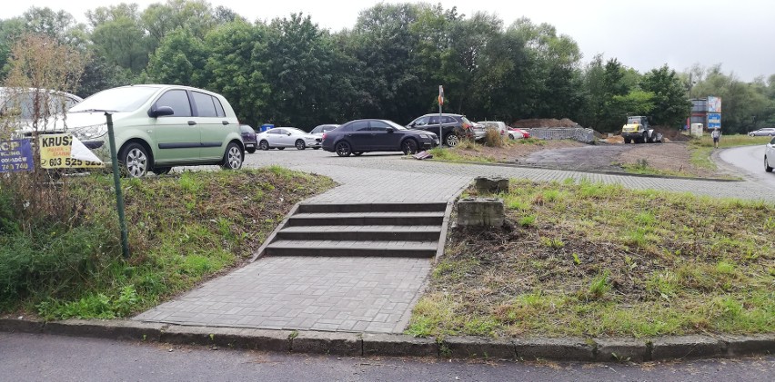 Na Majowym jest parking i nowy chodnik. Barierą pozostają schody 