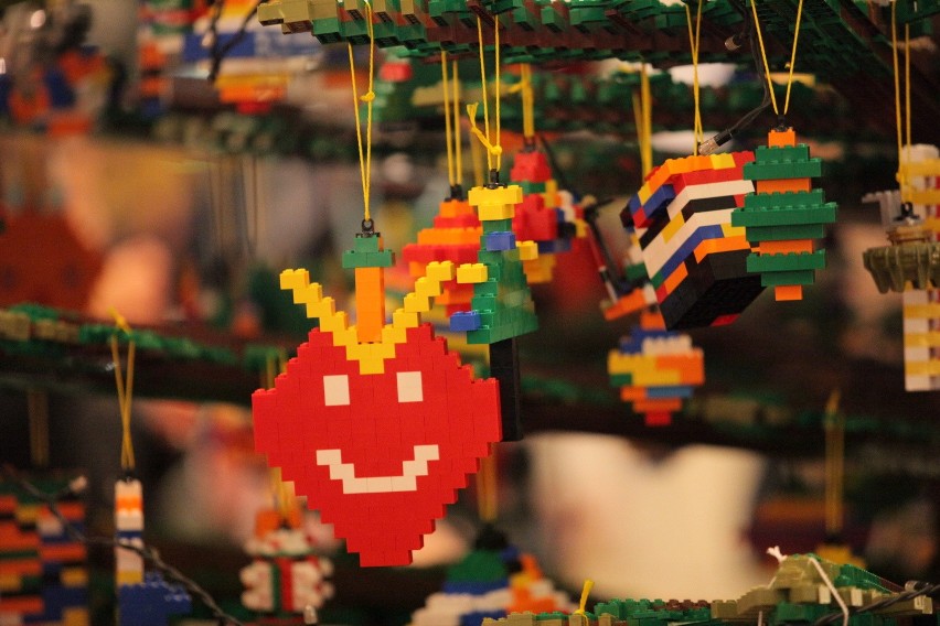 Gigantyczna choinka z klocków LEGO stanęła w Manufakturze [ZDJĘCIA]