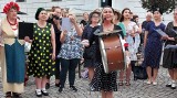 „Wolne śpiewanie” na dziedzińcu Zamku Królewskiego w Sandomierzu. Poprzez śpiew oddano hołd poległym bohaterom 