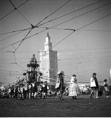 Centralne Dożynki w Warszawie w 1958 roku. Uczestnicy...