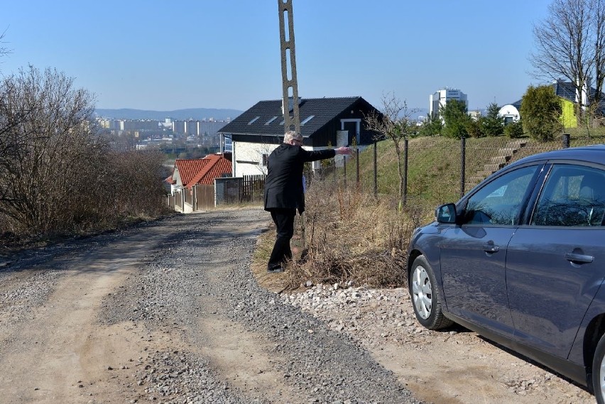 Mieszkańcy ulicy Świerczyńskiej w Kielcach interweniują w sprawie drogi. Posesja zdewastowana   