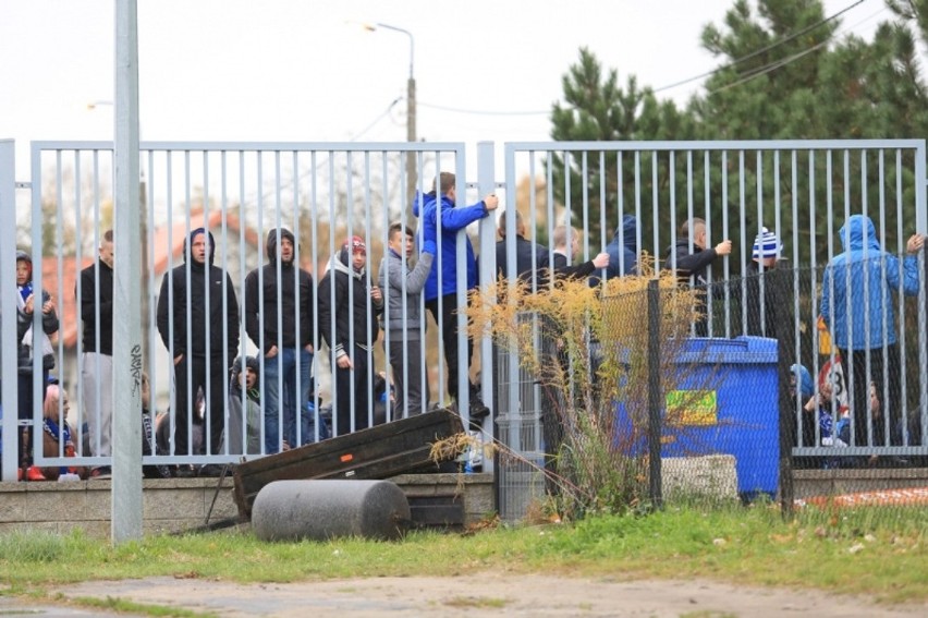 23.10.2021. Kibice Ruchu Chorzów przed stadionem Znicza...