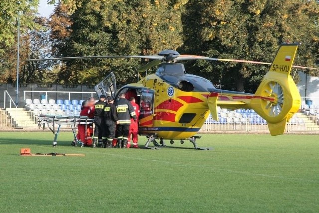 Około 8.00 ranny został przetransportowany do medycznego helikoptera.