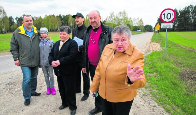 Do Gródka i do Michałowa wybudowano drogi, a tutaj przez 20 lat się nic nie dzieje. Żyjemy blisko Białegostoku, a nie mamy jak tam dojechać - denerwuje się Łucja Wasilczuk (z prawej).