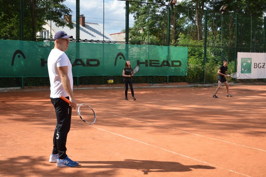 Sposób na wakacje w mieście? Nauka gry w tenisa dla dzieci i młodzieży z Ostrowca