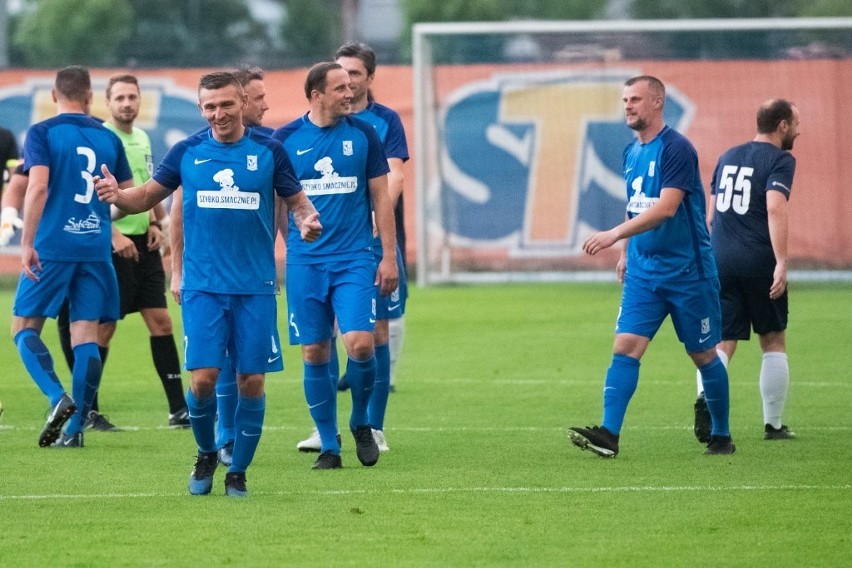 Oldboje Lecha Poznań (niebieskie stroje) w pierwszej rundzie...