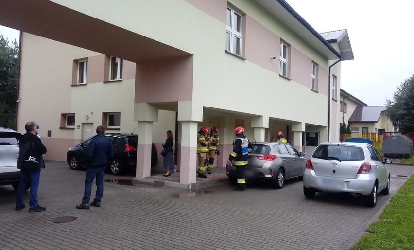 Alarmy bombowe w dziewięciu szkołach Gorlickiego. Policja straż i pirotechnicy w akcji. Rozpoczęcia roku nie będzie