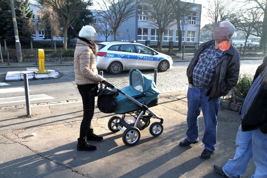 Wypadek na Spółdzielczej. Potrącona młoda kobieta i niemowlę. Kierowcę oślepiło słońce