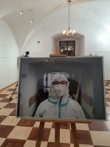 Niezwykła wystawa  w sandomierskim Ratuszu. Pokazuje pracę tarnobrzeskich pielęgniarek w czasie walki z COVID19 [ZDJĘCIA]