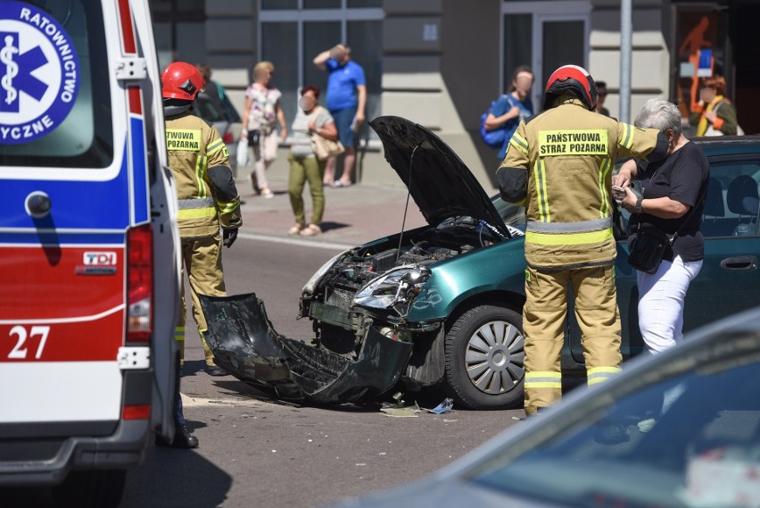Zderzenie dwóch samochodów na skrzyżowaniu w Przemyślu. Do szpitala trafiła kobieta [ZDJĘCIA]