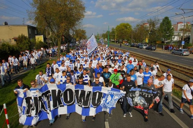 Kibice Lecha Poznań przemaszerowali na stadion przy Bułgarskiej