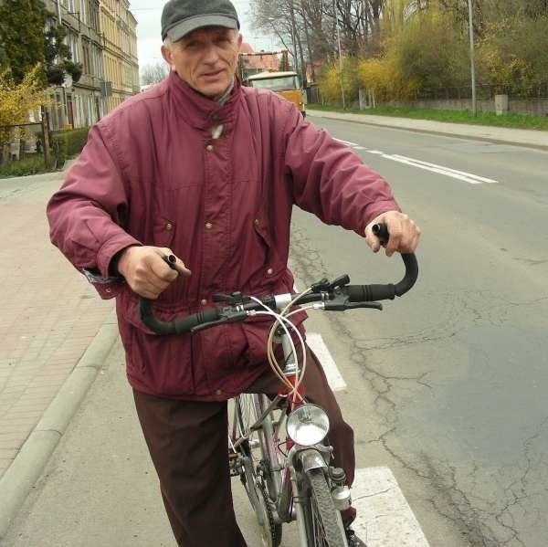- Niedawno samochód potrącił tu rowerzystę - mówi Kazimierz Kret.