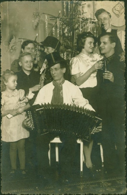 Fotografia z 1940 roku, przedstawiająca rodzinę przy...