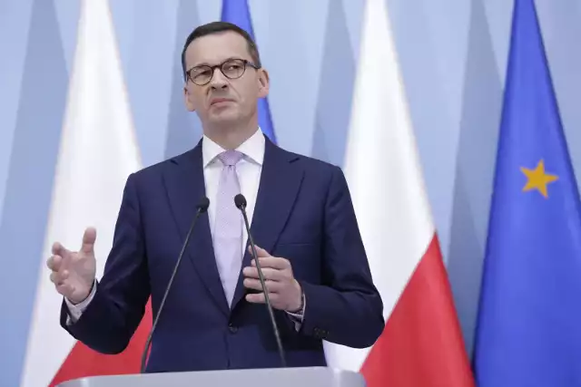 To już pewne, rząd Mateusza Morawieckiego zdecydował o likwidacji Otwartych Funduszy Emerytalnych. Przypomnijmy OFE działały w Polsce od 1999 roku, kiedy to w ramach jednej z reform rządu Jerzego Buzka obiecano nam, że dzięki OFE i inwestowaniu części naszych składek emerytalnych na giełdzie, ominie nas wizja głodowych emerytur. Co więcej poszczególne instytucje  finansowe kusiły nas klipami w których emeryci opalający się na tropikalnych plażach, nie muszą już udawać życia. Wprowadzenie OFE nie likwidowało składki ZUS, do I filaru trafiało 12,2 proc. wynagrodzenia brutto, a do OFE 7,3 proc.. Składka na III filar w wybranym OFE była już całkowicie  dobrowolna. Członkami OFE zostało blisko 16 mln Polaków. Po kilkunastu latach od wprowadzenia reformy emerytalnej fundusze zarządzały kapitałem przekraczającym 300 miliardów złotych.To nie pierwsza zmiana w systemie OFE. Już pięć lat temu rząd Donalda Tuska przeniósł połowę naszych oszczędności w OFE do ZUS. O tym piszemy na kolejnej stronie.ZOBACZ - EMERYTURY DLA MATEK, KTO JE BĘDZIE DOSTAWAŁ?