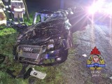 Dwie osoby uwięzione w zmiażdżonym samochodzie. Fatalny wypadek na Dolnym Śląsku (ZDJĘCIA)