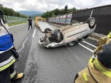 Zderzenie dwóch samochodów i dachowanie na zakopiance. Wypadek w powiecie myślenickim