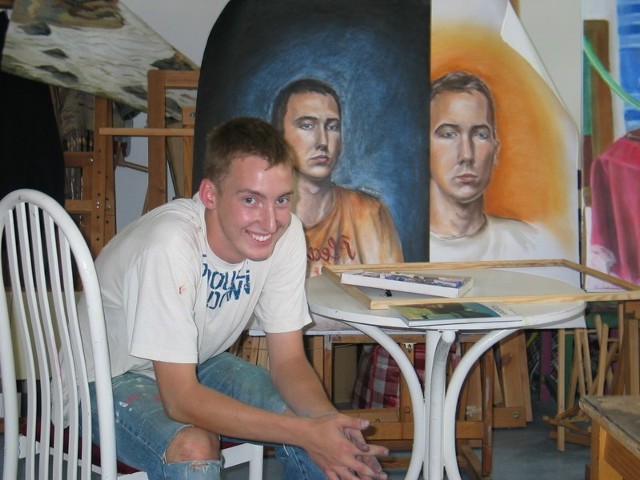 ŁUKASZ KORCZYŃSKI ma 17 lat. Jest uczniem I LO w Głogowie, chodzi do drugiej klasy o profilu matematyczno-fizycznym. Maluje obrazy i gra w piłkę ręczną.