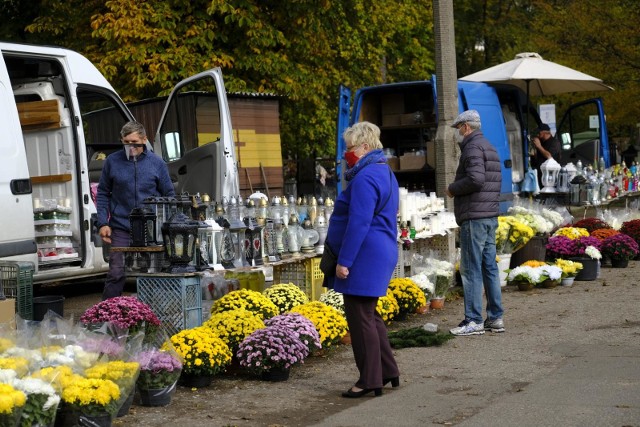 Cmentarze można odwiedzać tylko do północy w piątek, 30 października. Przedsiębiorcy zapowiadają, że będą pracować do ostatniego odwiedzającego. Od soboty do poniedziałku cmentarze, decyzją premiera, będą zamknięte