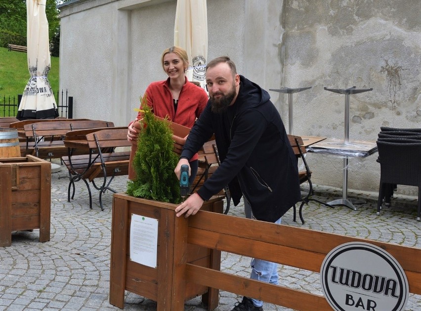 - Od trzech dni przygotowujemy ogródek na powitanie gości,...