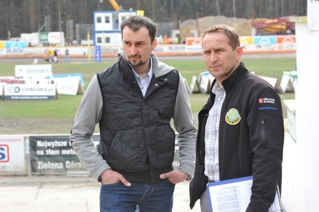 Trenerzy Rafał Dobrucki i Piotr Paluch niedawno rywalizowali na torze, a dziś spotykają się w parkingu