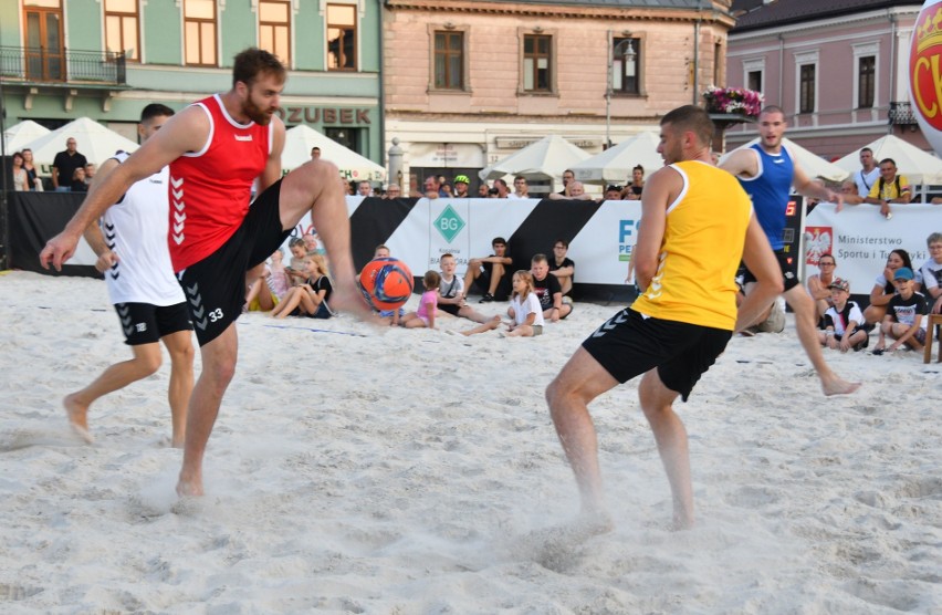 Piłkarze ręczni PGE VIVE Kielce grali na plaży na kieleckim Rynku. W piłkę ręczną i nożną [VIDEO, ZDJĘCIA]