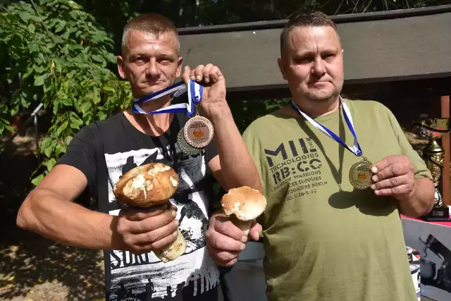 Wielkie Grzybobranie w Rybniku, czyli Mistrzostwa Śląska. Dariusz Wysocki zebrał największego grzyba, a Radosław Kubisz (z prawej) zebrał ich najwięcej.