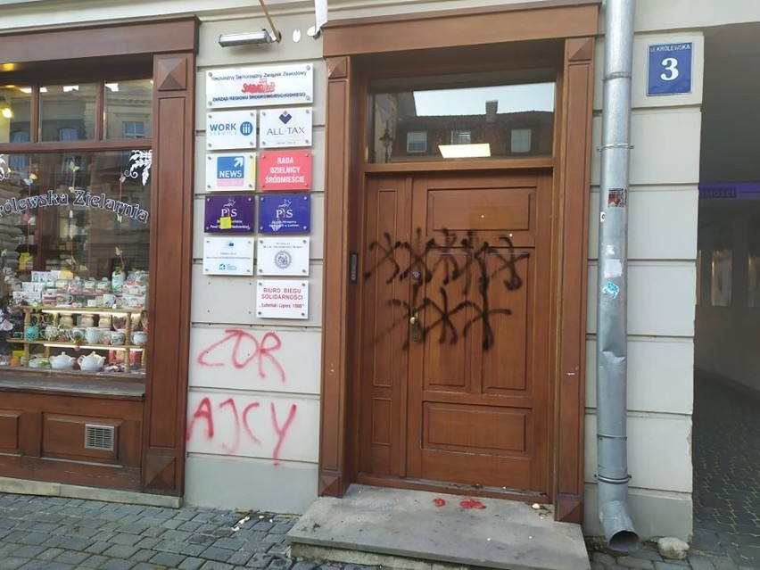 Atak na biuro poselskie PiS w Lublinie. Na drzwiach można zobaczyć jajka, pomidory i spray