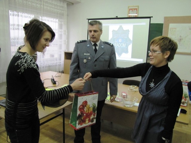 Jedna z nagrodzonych Aleksandra Gizicka wylosowała kask &#8211; wręczali go naczelnik Piotr Kostkiewicz i Sylwia Gregorczyk (z prawej).