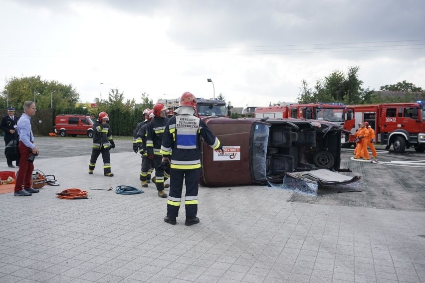 Pożar samochodu na salonie obronnym w Kielcach. Strażacy w brawurowej akcji!