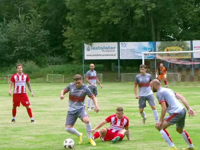Kilka dni temu Orzeł Przeworsk (biało czerwone stroje) pokonał Biało-Czerwonych Kaszyce, a teraz obie drużyny spotkają się w rozgrywkach Pucharu Polski.