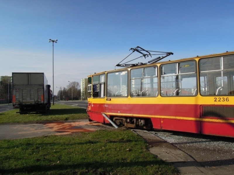 Ciężarówka zderzyła się z tramwajem