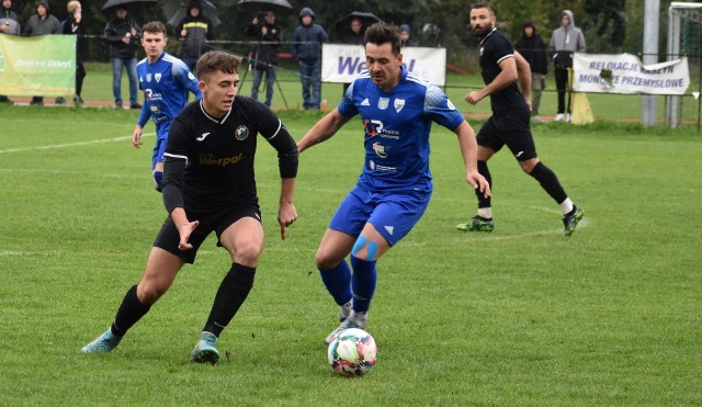 Sebastian Frączek (z piłką) już trzeci sezon występuje na boiskach IV ligi w Małopolsce i widać, że robi postępy, a jest jeszcze młodzieżowcem