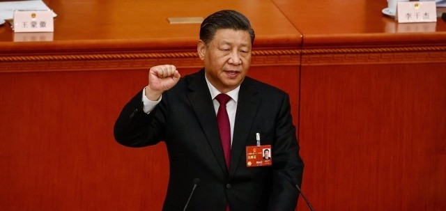 Xi, który rządzi partią od 2012 roku, konsekwentnie zacieśnia swoją władzę nad aparatem partyjnym i administracją państwową.