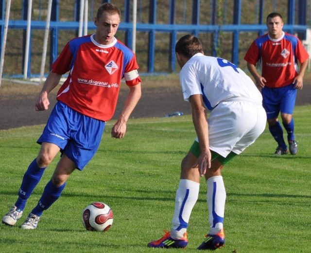 Granat przegrał u siebie z Unią Tarnów 0:1. Z lewej, przy piłce pomocnik skarżyskiej drużyny Marcin Kołodziejczyk.