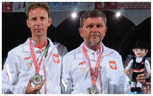 Bydgoscy trenerzy, Aleksander Opaczewski (z prawej) i Adam Szulc, prezentują srebrne medale zdobyte z reprezentacją kobiet na Igrzyskach Olimpijskich Niesłyszących w Turcji